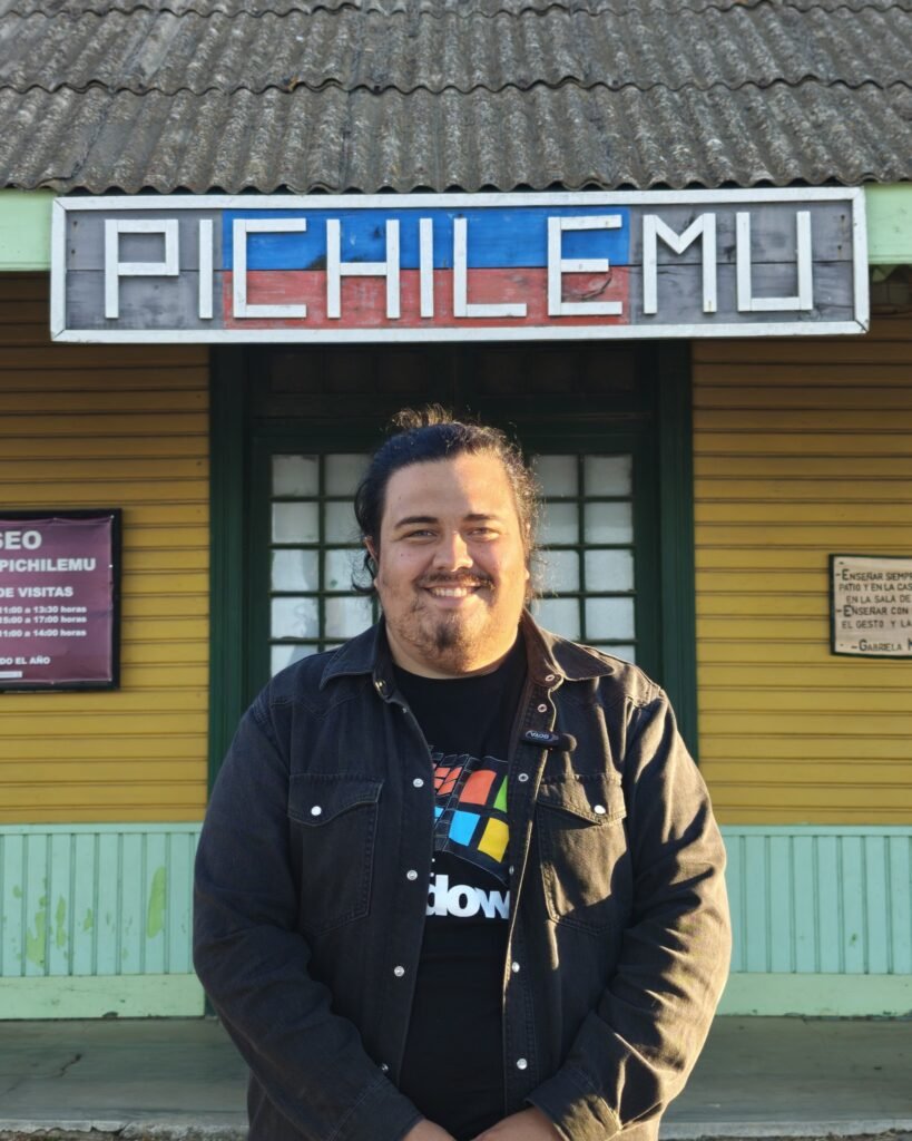 Diego Grez frente a la estación de Pichilemu